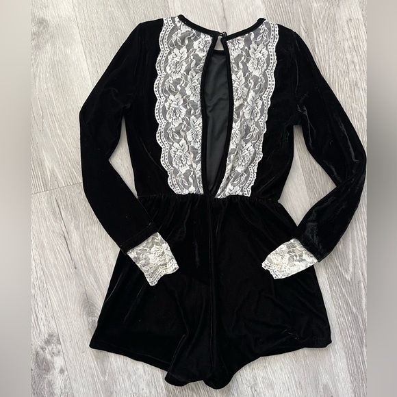 Stretch velvet lace romper - Picture 2 of 4